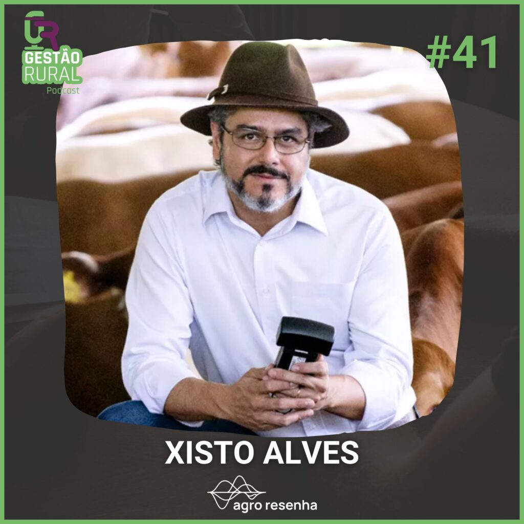 Capa do podcast Gestão Rural, com foto do Xisto Alves, homem, branco, com barbas grisalhas. Ele usa chapéu e camisa branca e sorri para a foto. Ao fundo, cenário que remete à pecuária. A arte inlcui a logo do podcast e do Agro Resenha.